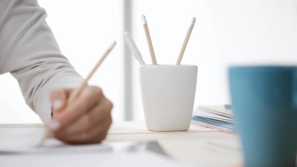 Joven diseñador dibujando en un cuaderno — Vídeos de Stock