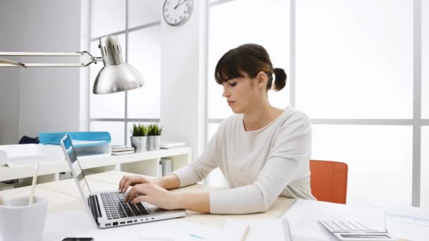 Geschäftsfrau arbeitet im Büro — Stockvideo