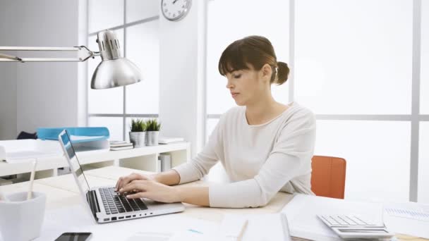 Businesswoman working in the office — Stock Video