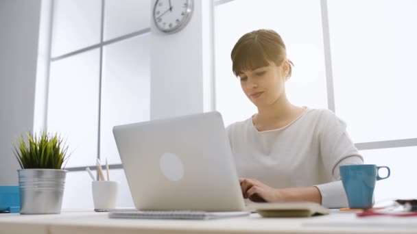 Confident woman working at desktop — Stock Video
