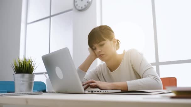 Verveeld vrouw die met een laptop werkt — Stockvideo