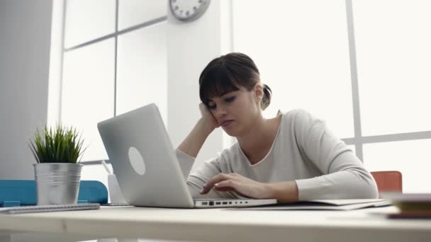 Gelangweilte Frau arbeitet mit Laptop — Stockvideo