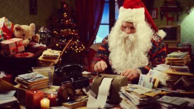 şok Noel Baba Noel zamanı sırasında bakarak alış irsaliyelerini ve faturaları