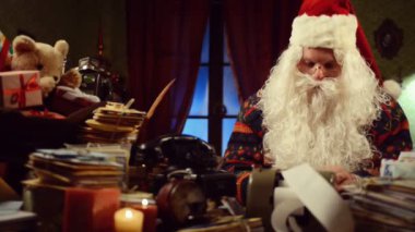 şok Noel Baba Noel zamanı sırasında bakarak alış irsaliyelerini ve faturaları
