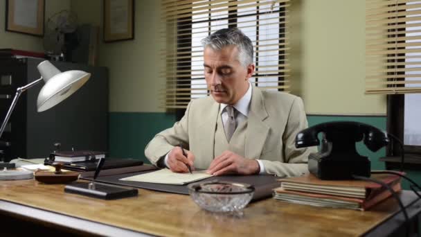 Hombre de negocios sonriente trabajando en el escritorio de la oficina — Vídeo de stock