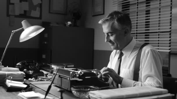 Uśmiechający się reporter vintage, praca przy biurku — Wideo stockowe