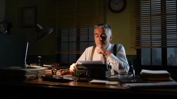 Homme d'affaires vintage quittant le bureau la nuit — Video