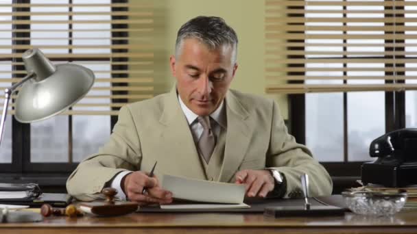 Vertrouwen vintage zakenman, werkzaam bij Bureau — Stockvideo
