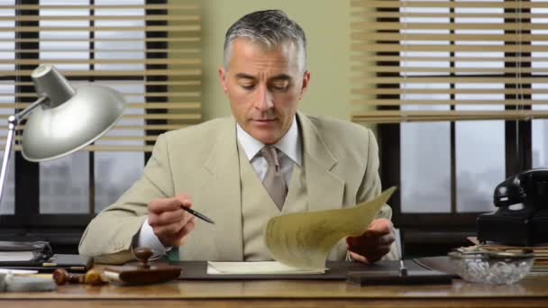 Αυτοπεποίθηση διευθυντής ελέγχοντας τα χαρτιά στο γραφείο — Αρχείο Βίντεο