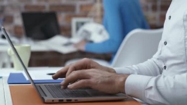 Onun laptop ile yazarak verimli ofis çalışanı