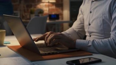 Ofiste birlikte çalışan iş adamları