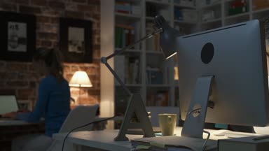 Baş ağrısı ile yorgun ofis çalışanı