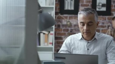 Ofis çalışanları işyerinde