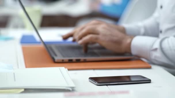Empresário trabalhando com um laptpop no escritório — Vídeo de Stock