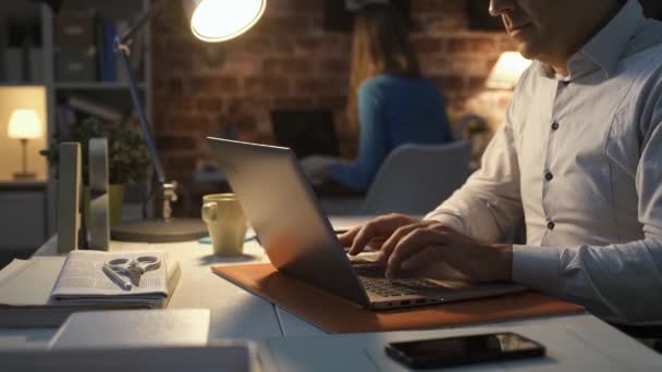 Efficace employé de bureau tapant avec son ordinateur portable — Video