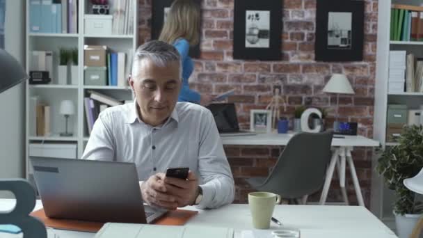 Деловые люди в офисе работают с компьютером — стоковое видео