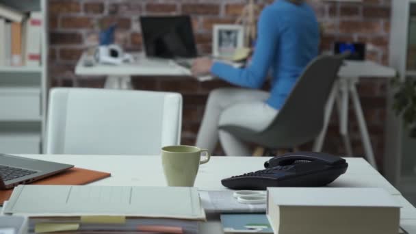 Üzletemberek együtt dolgoznak az irodában — Stock videók