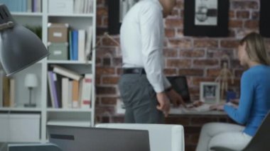 Birlikte ofiste çalışan işçilerin