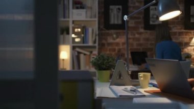 Onun laptop ile yazarak verimli ofis çalışanı