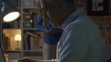 Ofiste birlikte çalışan iş adamları