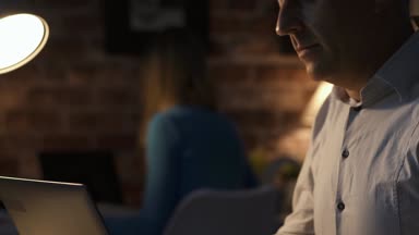 Onun laptop ile yazarak verimli ofis çalışanı