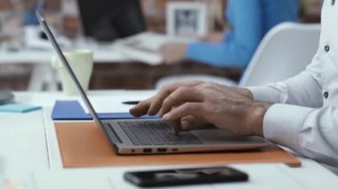 Baş ağrısı ile yorgun ofis çalışanı