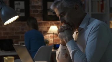 Kadın yorgun onun meslektaşım rahatlatıcı