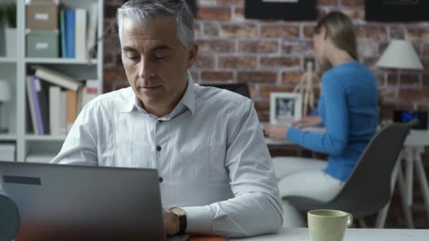 Trabalhadores de escritório no local de trabalho — Vídeo de Stock