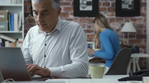 Geschäftsleute arbeiten gemeinsam im Büro — Stockvideo