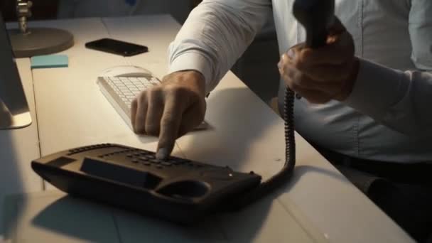 Bir telefon görüşmesi sahip iş yürütme — Stok video