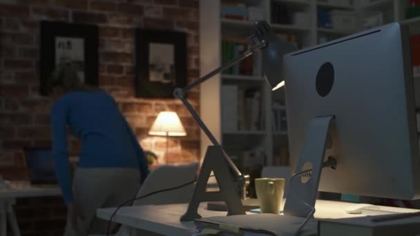 Gente de negocios que trabaja en la oficina por la noche — Vídeos de Stock