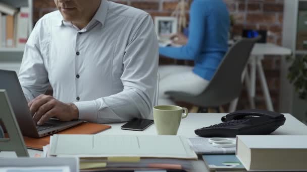 Geschäftsleute arbeiten gemeinsam im Büro — Stockvideo