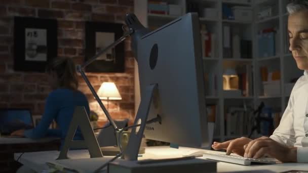 Les gens d'affaires qui travaillent dans le bureau la nuit — Video