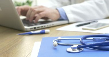 Ofis masa başında çalışan doktor