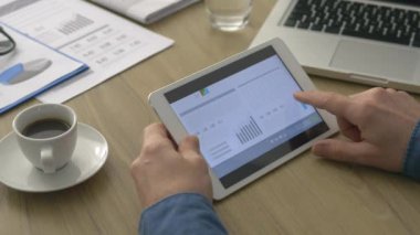 Dijital tablet kullanan bir adam