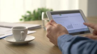Dijital tablet kullanan bir adam