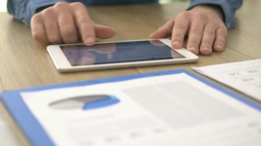 Dijital tablet kullanan bir adam