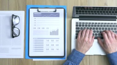 işadamı ile bir dizüstü bilgisayar çalışma