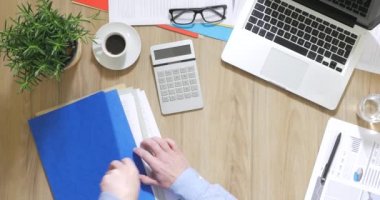 Vergi formlarını kontrol işadamı