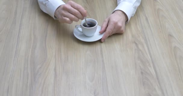 Empresario tomando un descanso para tomar café — Vídeo de stock