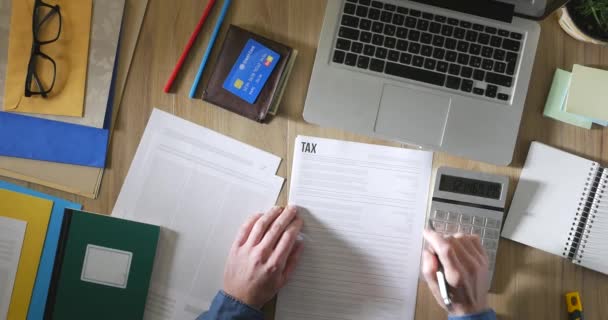 Empresario verificando formularios de impuestos — Vídeos de Stock