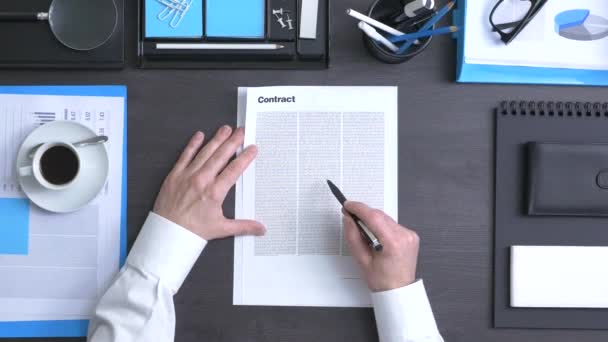 Бизнесмен, читающий контракт — стоковое видео