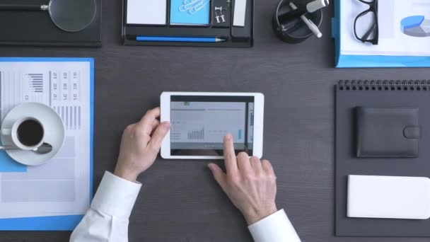 Zakenman met behulp van een digitale tablet — Stockvideo