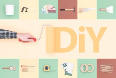 Adam DIY bir yüzey üzerinde boyama