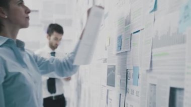 İş adamları mali raporları analiz ediyor