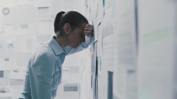 Kimerült menedzser és üzleti kudarc — Stock videók