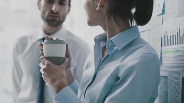 Zakenmensen praten tijdens een koffiepauze — Stockvideo