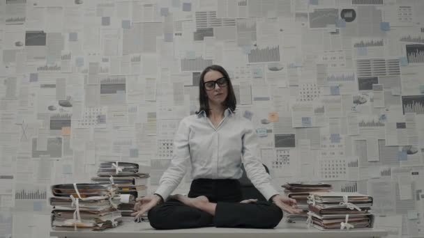 Zakelijke zakenvrouw die meditatie beoefent op het bureau — Stockvideo