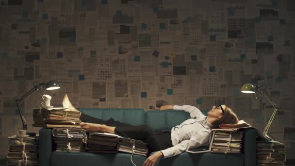 Уставшая деловая женщина спит на диване — стоковое видео