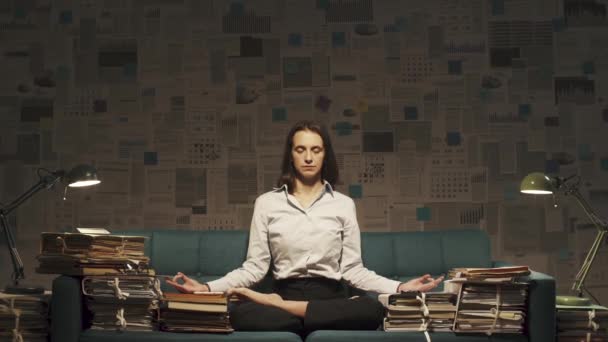 Geschäftsfrau arbeitet nachts und übt Meditation — Stockvideo